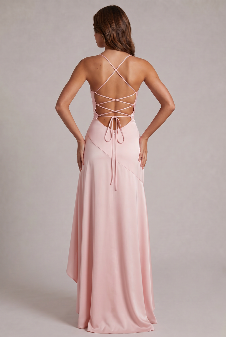 Robe rose pâle vue de dos, dos nu à lanières croisées avec nœud à nouer, couture oblique et jupe fluide. 20