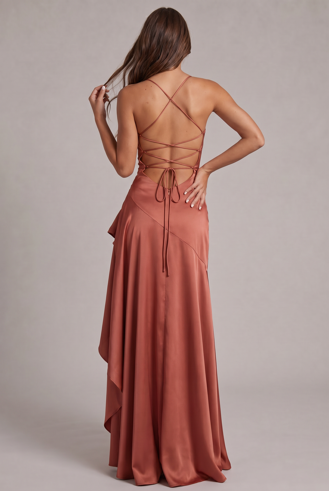 Dos de la robe terracotta : fines bretelles croisées, laçage ouvert noué en bas du dos et longue jupe satinée avec volant. 27