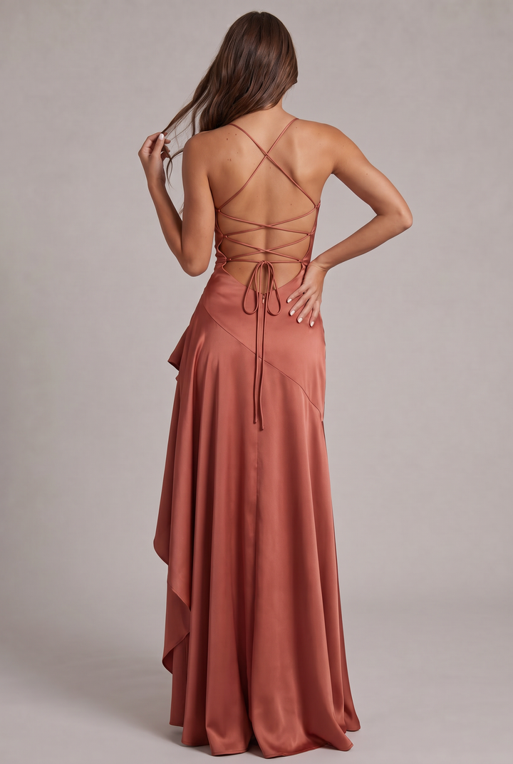 Dos de la robe terracotta : fines bretelles croisées, laçage ouvert noué en bas du dos et longue jupe satinée avec volant. 27