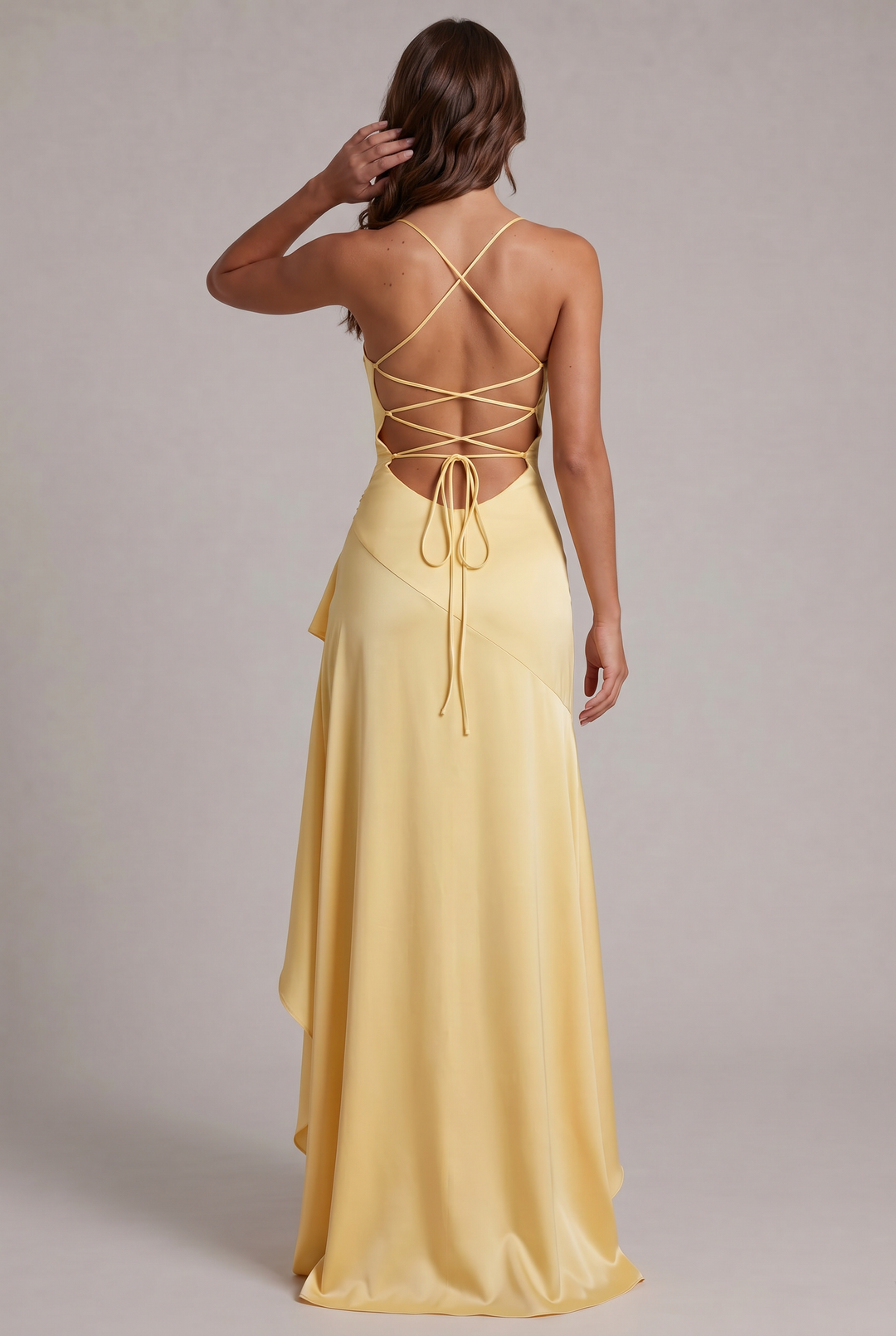 Dos de la robe jaune pâle : bretelles croisées, laçage noué dans le dos et jupe longue fluide à volant asymétrique. 32