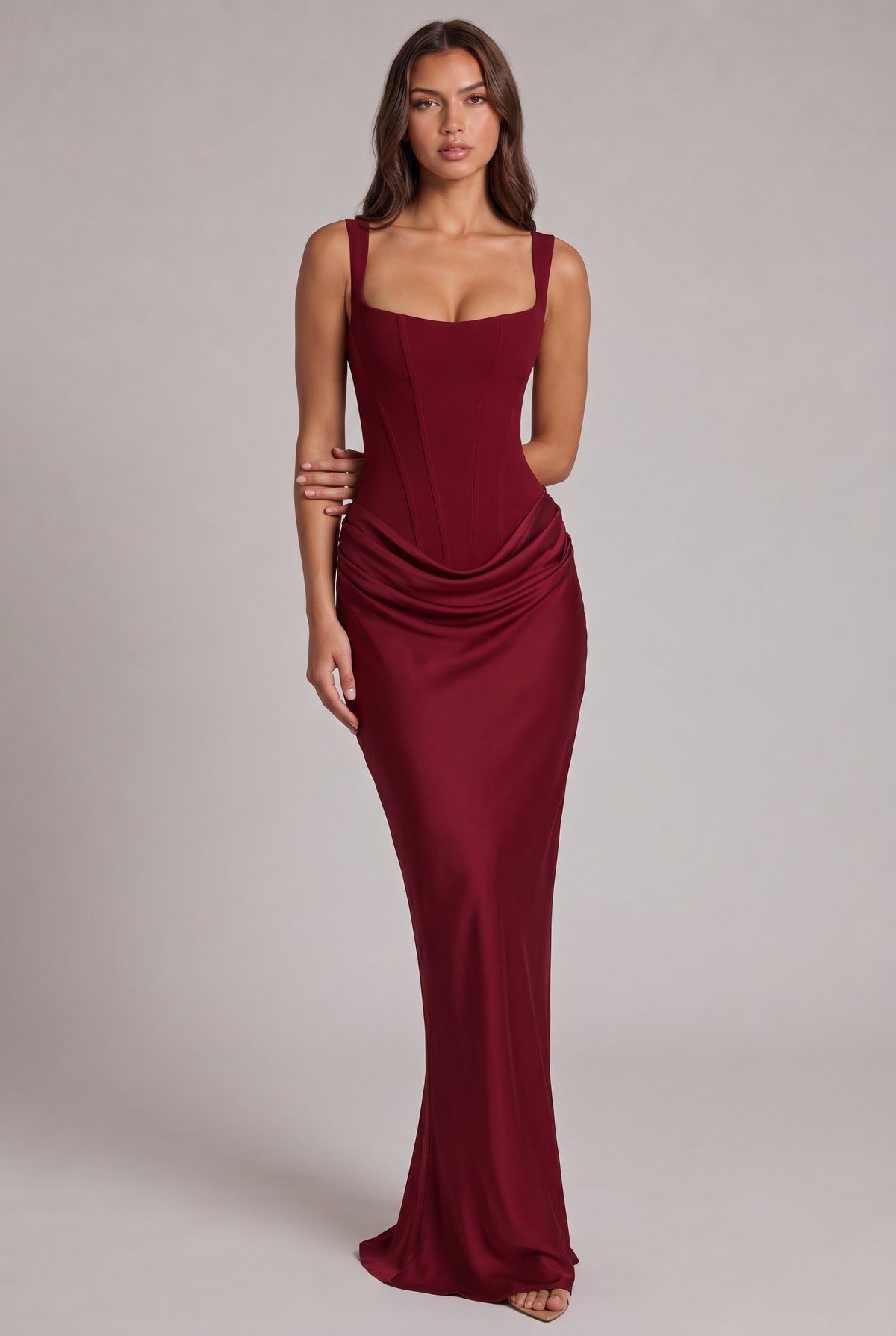Robe longue rouge bordeaux portée de face, corsage structuré, encolure carrée, drapé à la taille et jupe satinée. 17