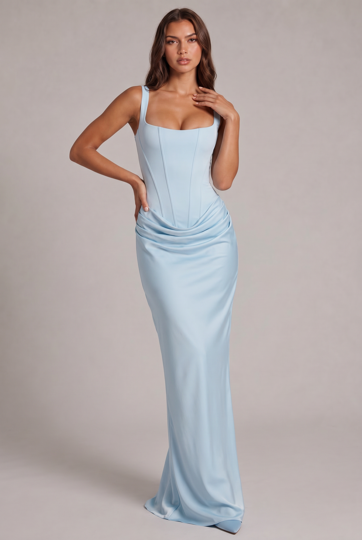 Robe longue bleu ciel portée de face, corsage à baleines, encolure carrée et jupe satinée drapée à la taille. 13