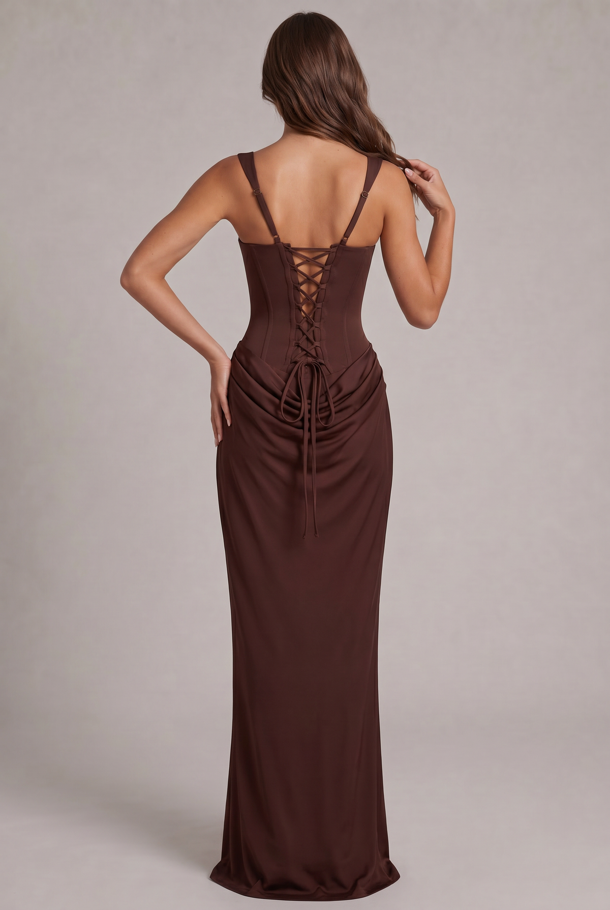 Dos de la robe marron, lacet croisé du corset serré par un nœud, bretelles réglables et jupe drapée. 4