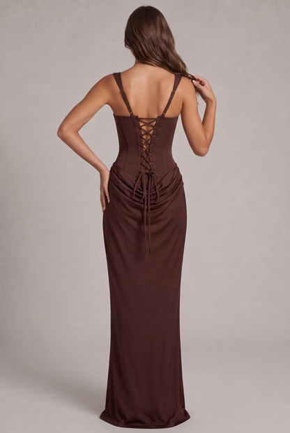 Dos de la robe marron, lacet croisé du corset serré par un nœud, bretelles réglables et jupe drapée. 4