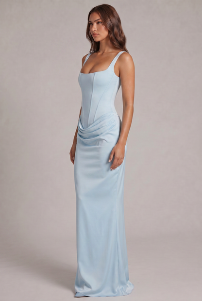 Robe bleu ciel vue de trois quarts, buste ajusté, drapé sur la hanche et jupe longue fluide. 15