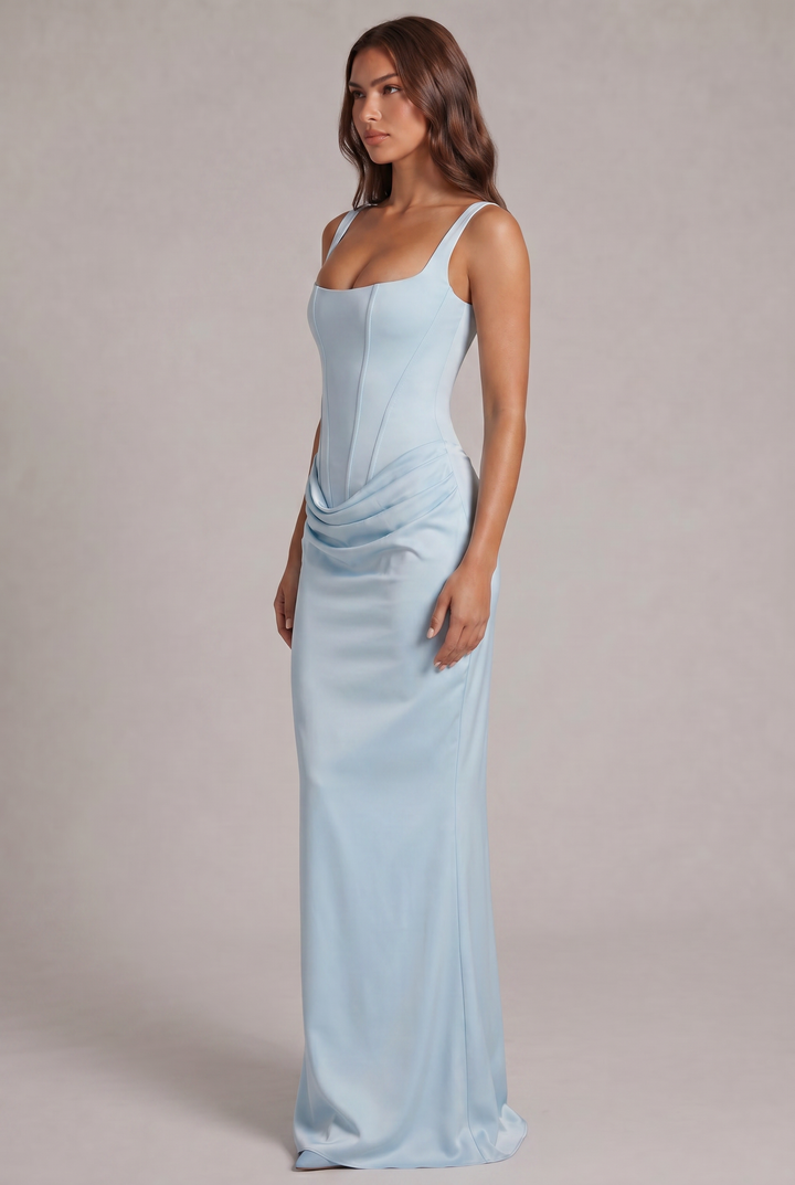 Robe bleu ciel vue de trois quarts, buste ajusté, drapé sur la hanche et jupe longue fluide. 15