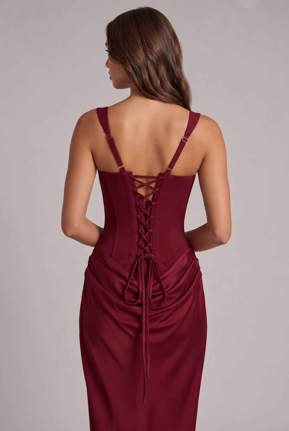 Dos de la robe bordeaux, corset à lacet croisé noué en bas, bretelles réglables et jupe drapée. 20