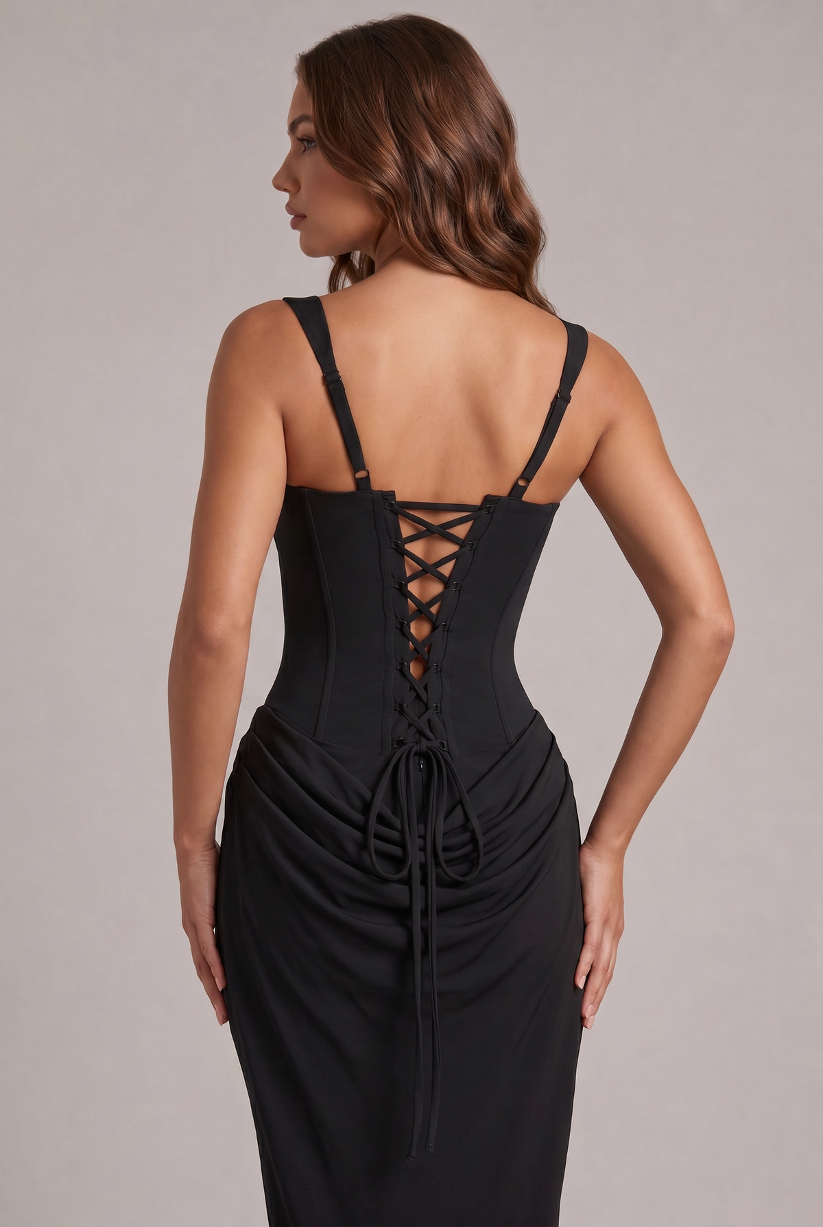 Détail du dos de la robe noire, lacet croisé du corset, bretelles réglables et plis de la jupe sous le nœud. 12