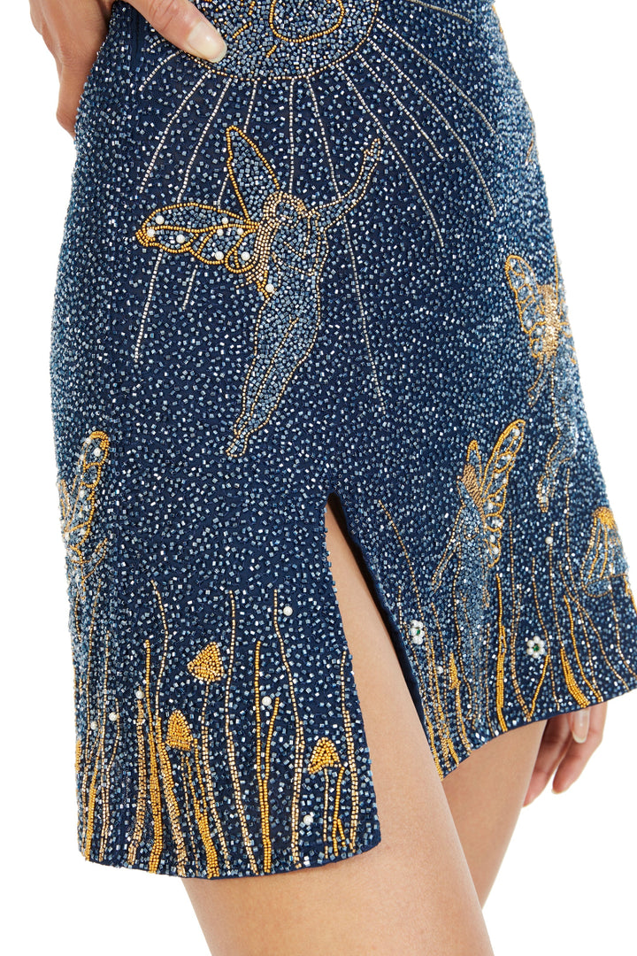 Gros plan sur le bas de la robe: perles bleues, fée dorée, champignons, herbes et fente 4