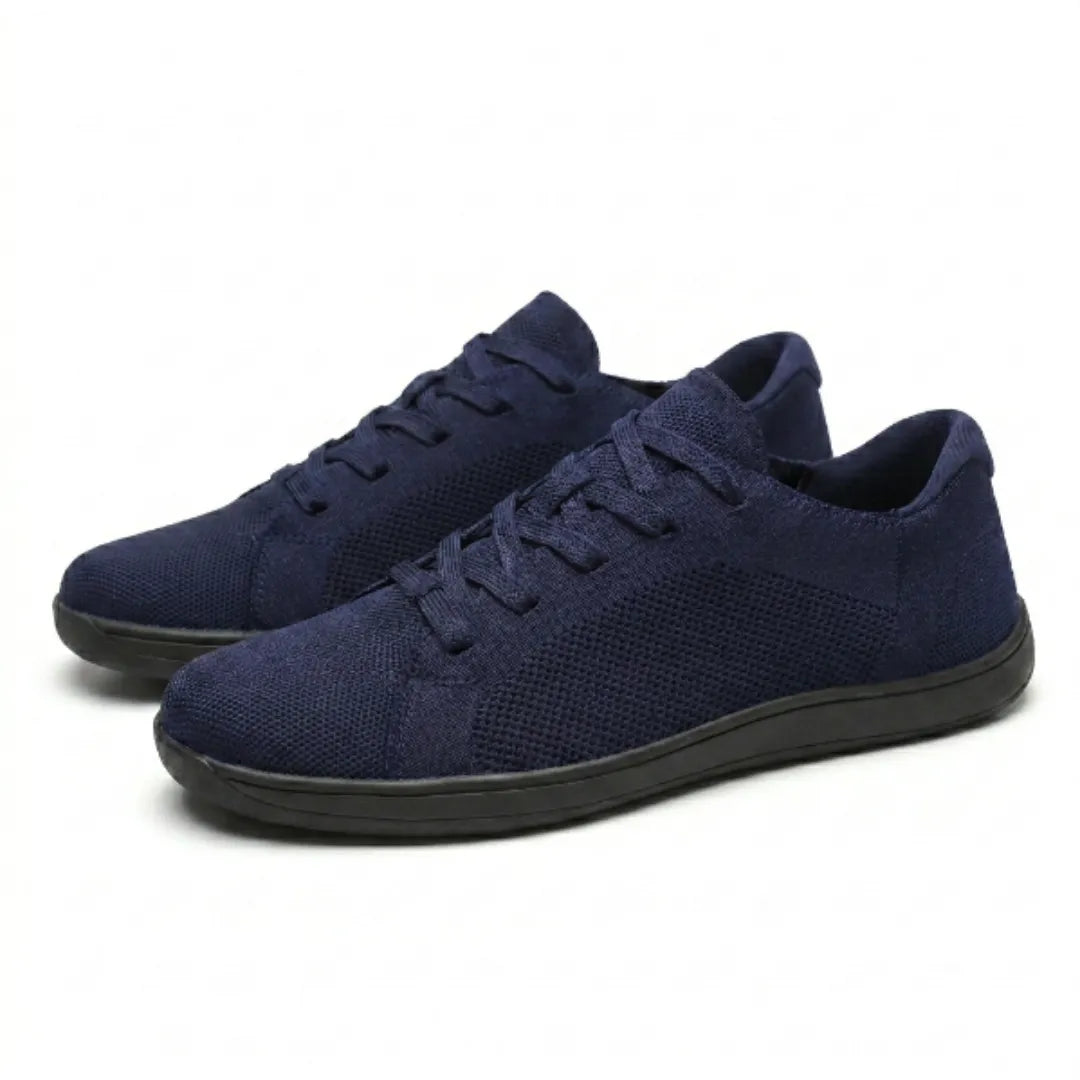 Paire de baskets en mesh bleu marine à lacets et semelle noire, vue de trois quarts sur fond blanc. 25