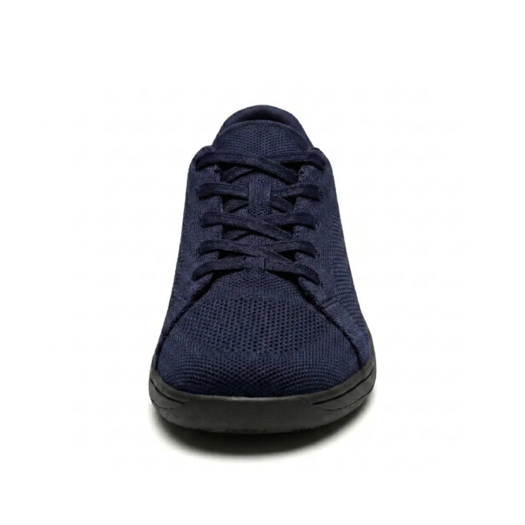 Vue de face d'une basket en mesh bleu marine à lacets, bout arrondi et semelle noire. 26
