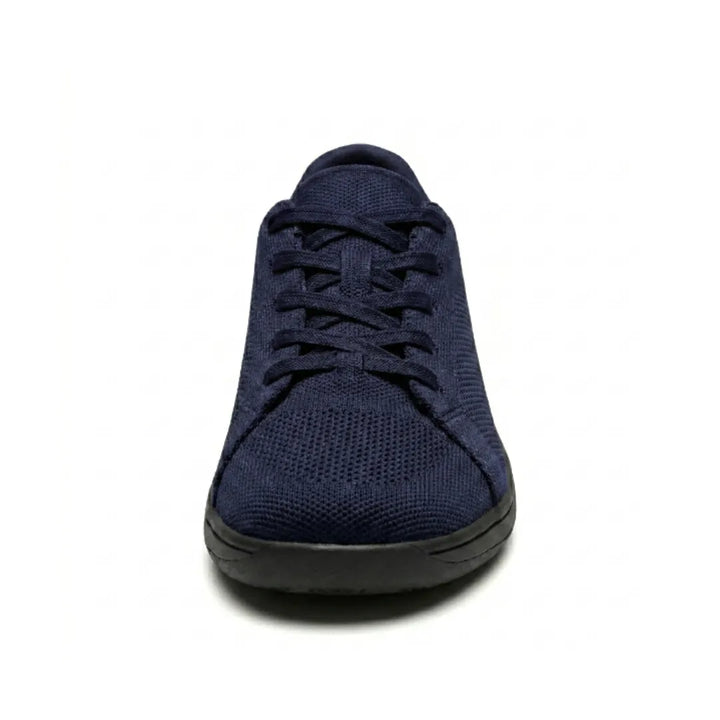 Vue de face d'une basket en mesh bleu marine à lacets, bout arrondi et semelle noire. 26