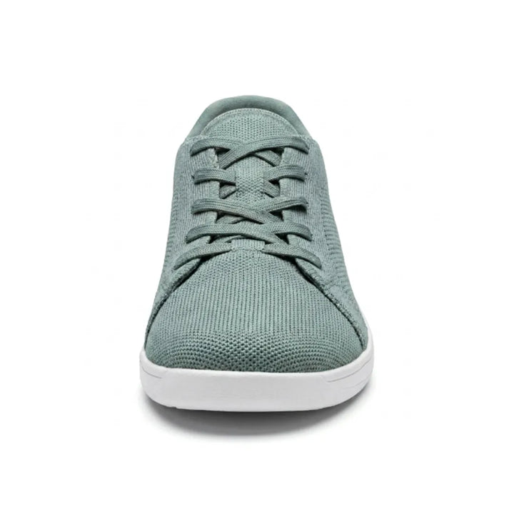 Vue de face d'une basket en mesh vert sauge à lacets, bout arrondi et semelle blanche. 35