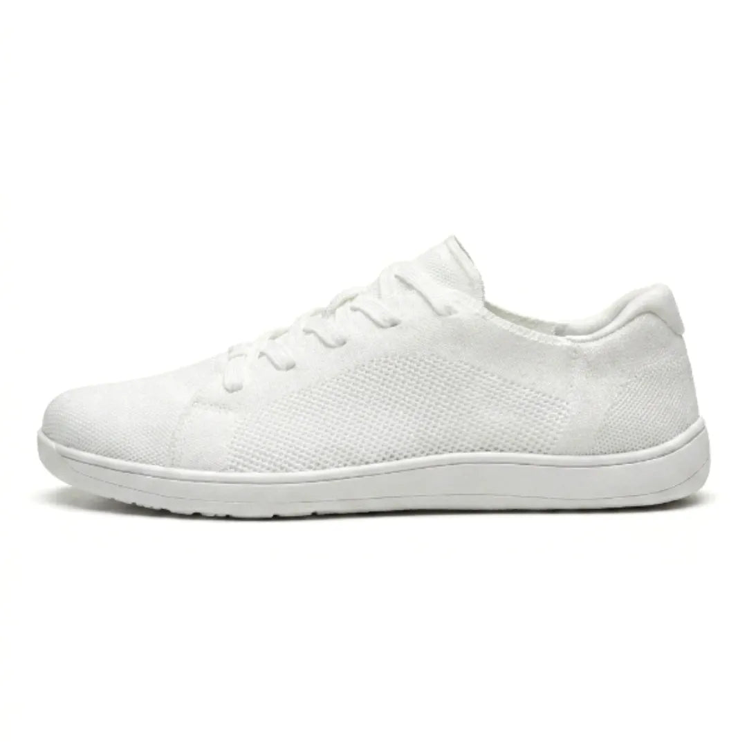 Profil d'une basket blanche en mesh à lacets et semelle blanche, sur fond blanc. 37