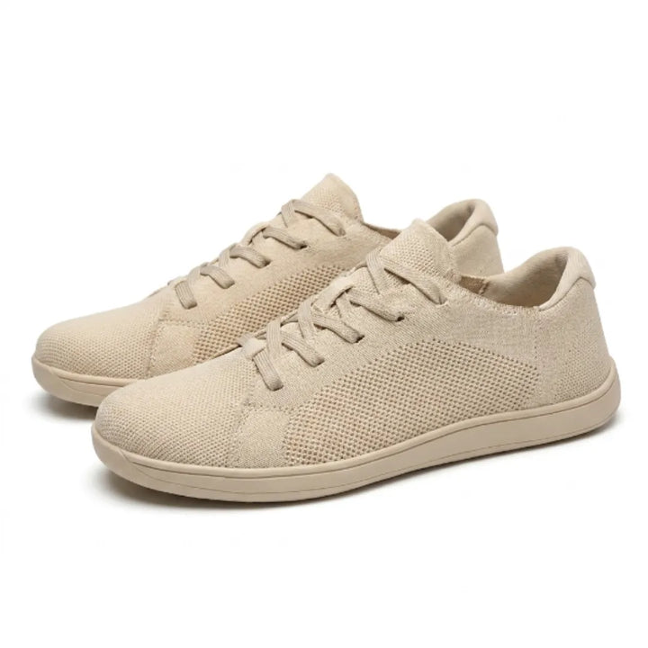 Paire de baskets beiges en maille vue en trois quarts, lacets plats et semelle fine de même couleur. 7