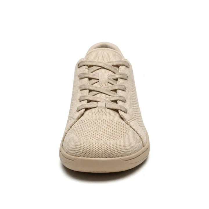 Vue de face d'une basket beige en maille, montrant le laçage croisé et le bout arrondi et large. 8