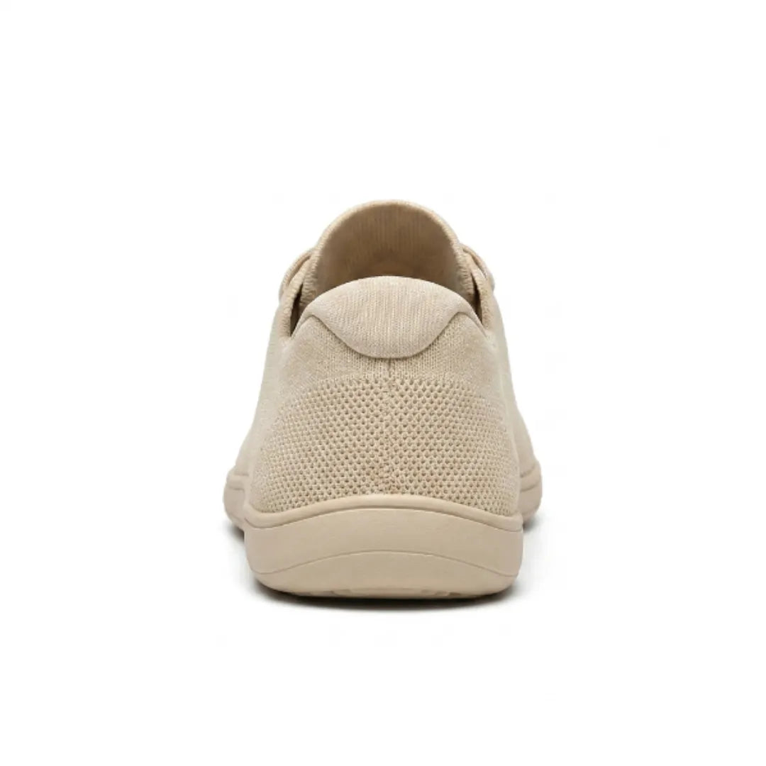 Vue arrière de la basket beige, montrant le contrefort du talon en maille et la semelle plate. 9