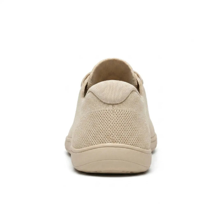Vue arrière de la basket beige, montrant le contrefort du talon en maille et la semelle plate. 9