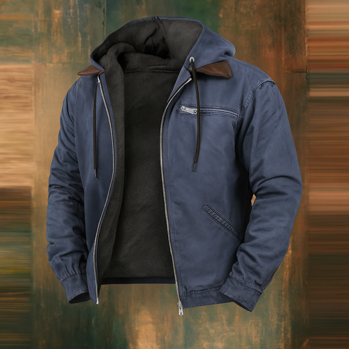 Version bleu marine du blouson ouvert, doublure polaire noire, col marron et poche zippée sur la poitrine, fond texturé. 4