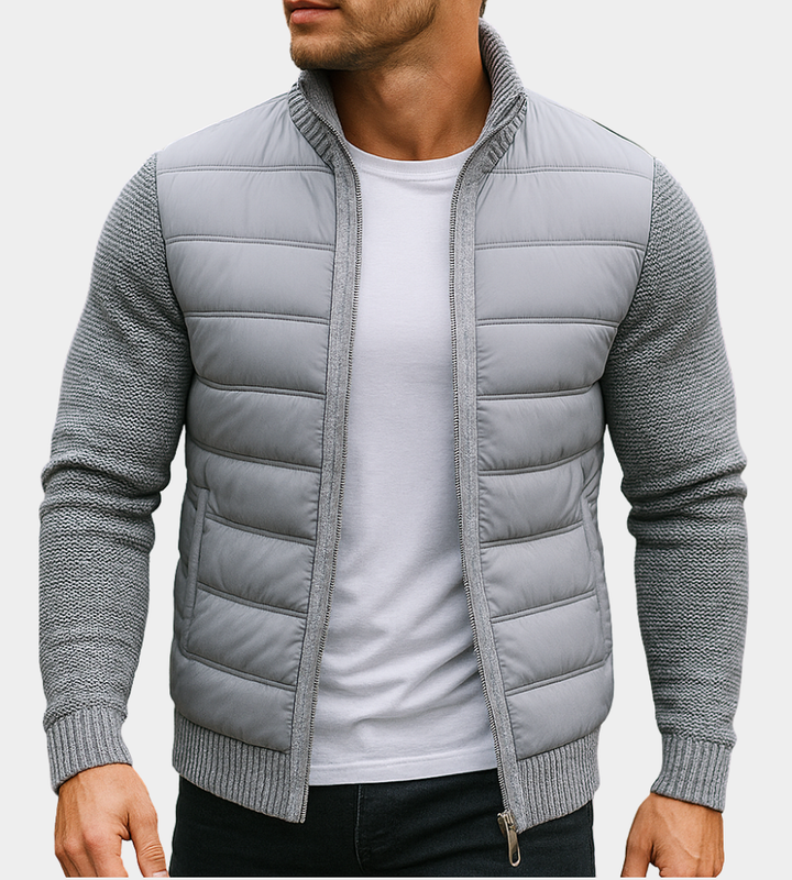 Homme portant la version gris clair, corps matelassé, manches tricotées et col montant, veste ouverte sur un t-shirt blanc. 2