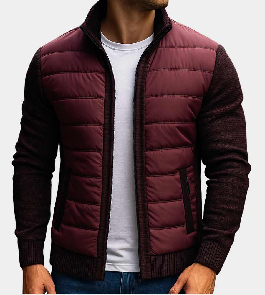 Homme portant la version bordeaux, buste matelassé, manches en maille foncée et poches zippées, les mains dans les poches. 3
