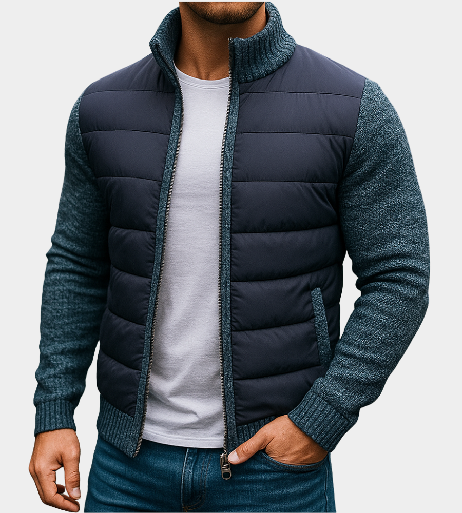 Homme portant la version bleu marine et bleu-gris, buste matelassé, manches en maille chinée, une main dans la poche du jean. 4