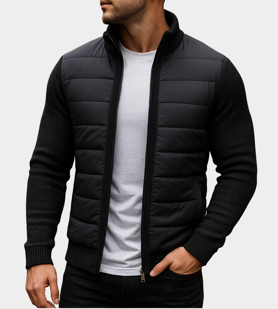 Homme portant la version noire, buste matelassé et manches en maille côtelée, une main dans la poche, veste zippée sur t-shirt blanc. 5