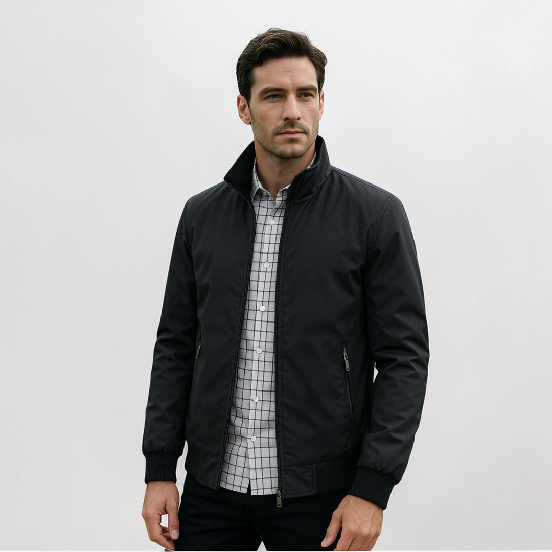 Homme portant la veste noire ouverte sur une chemise à carreaux, avec un pantalon sombre, poignets et bas côtelés. 2