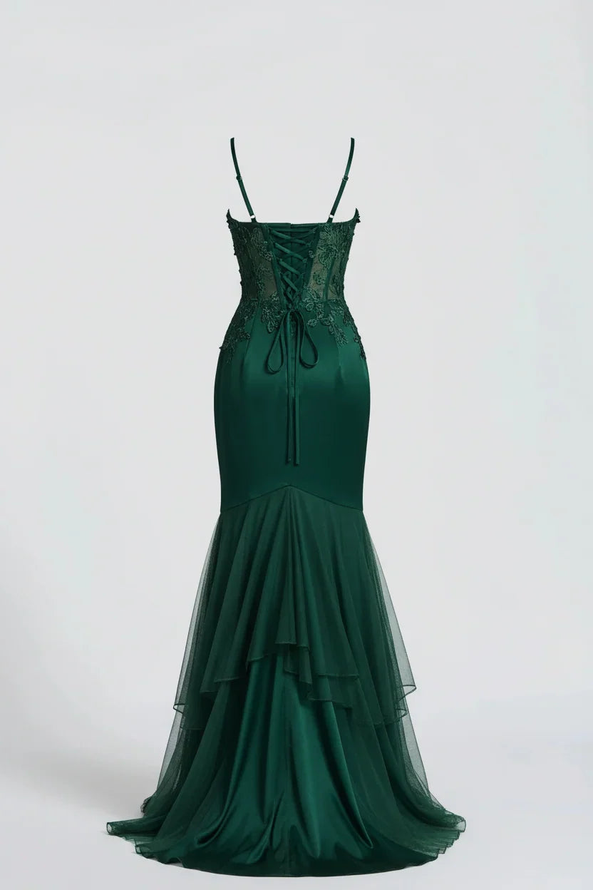 Robe sirène verte vue de dos, avec lacet de corset, buste en dentelle et volants en tulle 5