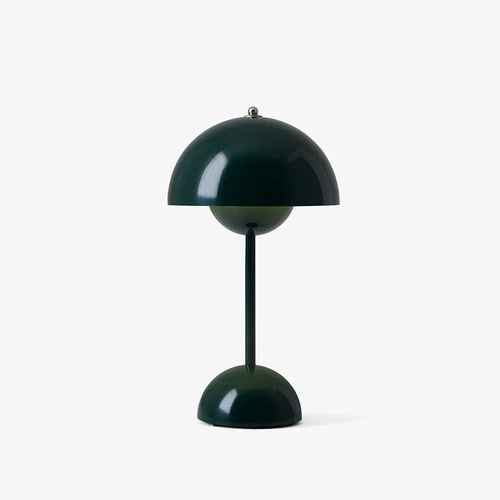 Lampe champignon vert foncé brillante, vue de face sur fond blanc uni. 9