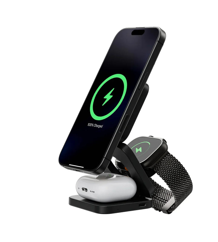 Version noire de la station dépliée, avec smartphone en charge sur le support magnétique, montre à bracelet maille et boîtier d'écouteurs sur la base. 2