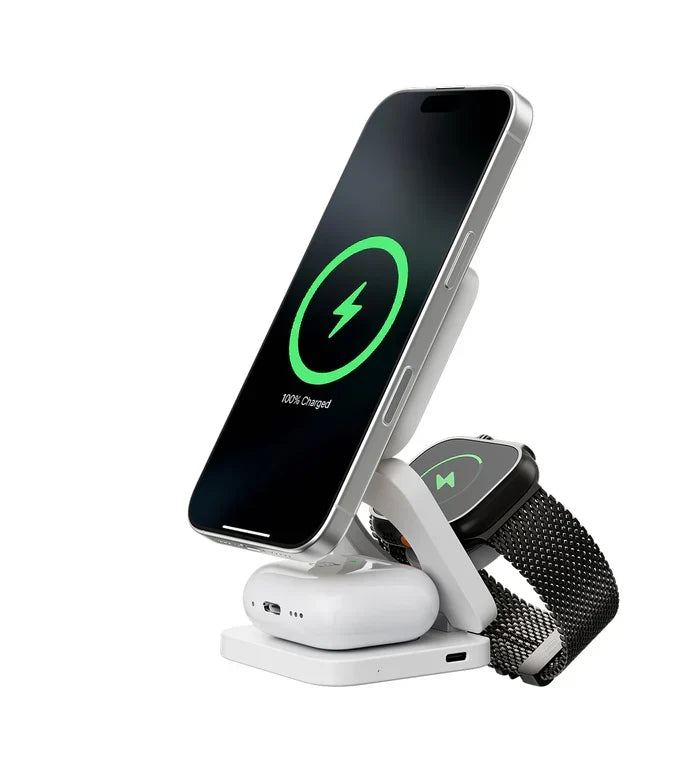 Station blanche dépliée en position verticale, chargeant un smartphone, une montre connectée à bracelet maille noire et un boîtier d'écouteurs. 1