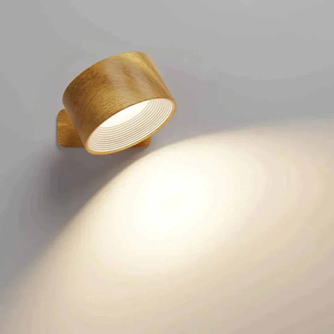 Lampe murale effet bois orientée vers le bas sur fond gris, diffusant un large cône de lumière 9