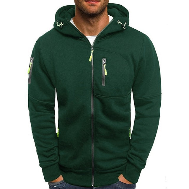 Homme portant le sweat zippé vert foncé, vu de face, avec tirettes vert fluo et poches zippées. 2