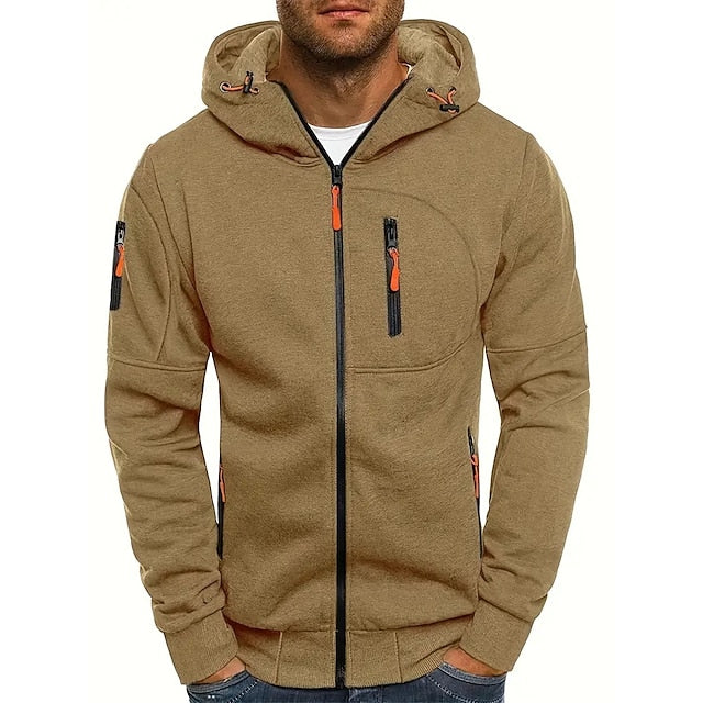 Homme portant le sweat zippé couleur camel, vu de face, avec tirettes orange et poche poitrine zippée. 4