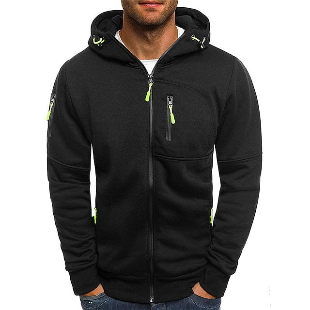 Homme portant le sweat zippé noir, vu de face, avec tirettes vert fluo et poches zippées sur la poitrine et la manche. 5