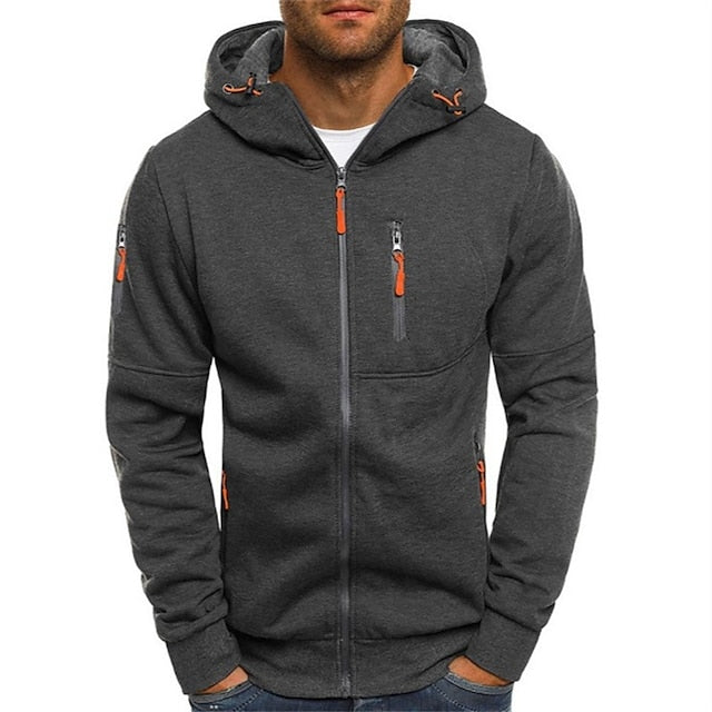 Homme portant le sweat zippé gris foncé, vu de face, avec tirettes orange et poches zippées. 6