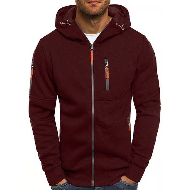 Homme portant le sweat zippé bordeaux, vu de face, avec tirettes orange et poche zippée sur la poitrine. 7