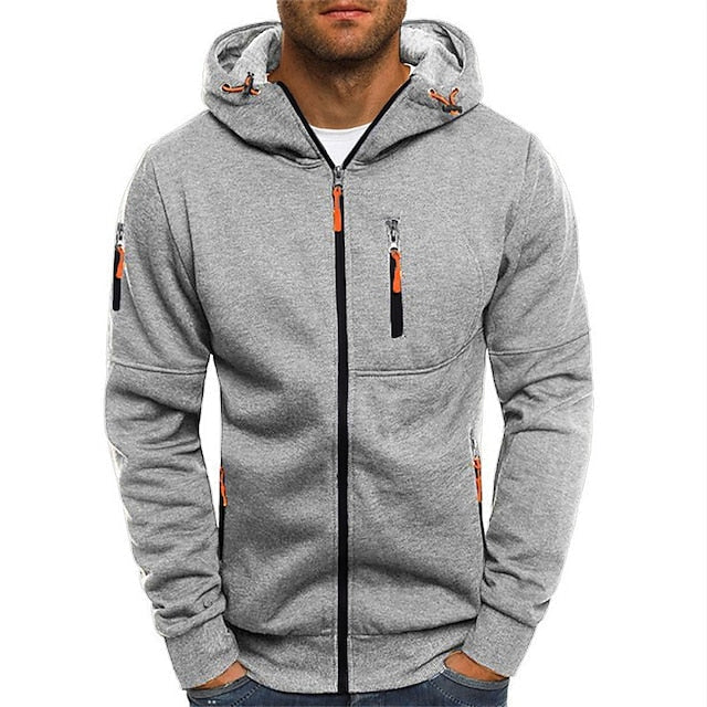 Homme portant le sweat zippé gris clair, vu de face, avec tirettes orange et poches zippées. 8