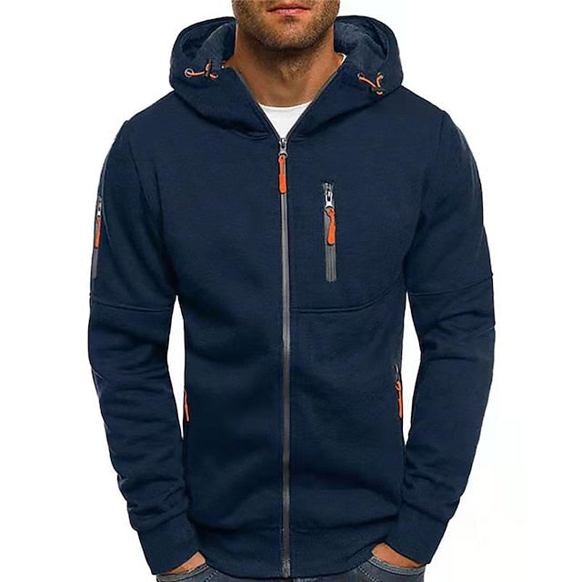 Homme portant le sweat zippé bleu marine, vu de face, avec tirettes orange et poches zippées sur la poitrine et la manche. 9