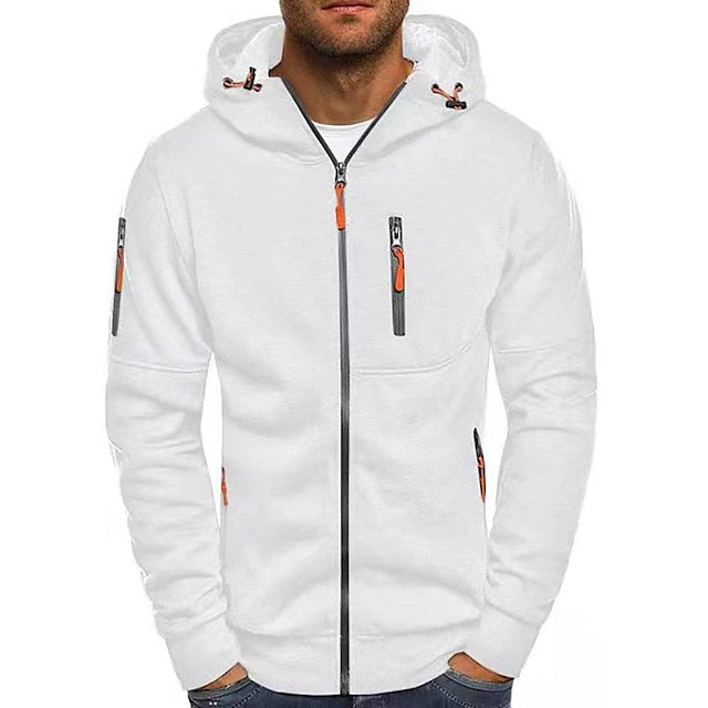 Homme portant le sweat zippé blanc, vu de face, avec tirettes orange et poches zippées sur la poitrine et la manche. 1