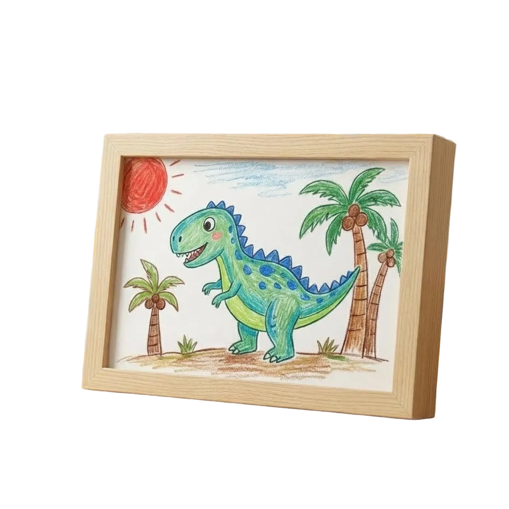 Cadre en bois clair posé en biais sur fond blanc, contenant un dessin au crayon de dinosaure vert sous un soleil. 1