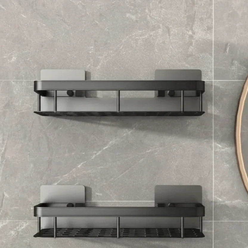 Deux étagères noires vides vues de face et légèrement au-dessus, sur carrelage gris clair, miroir rond à droite 18