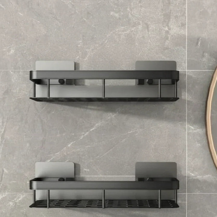 Deux étagères noires vides vues de face et légèrement au-dessus, sur carrelage gris clair, miroir rond à droite 18