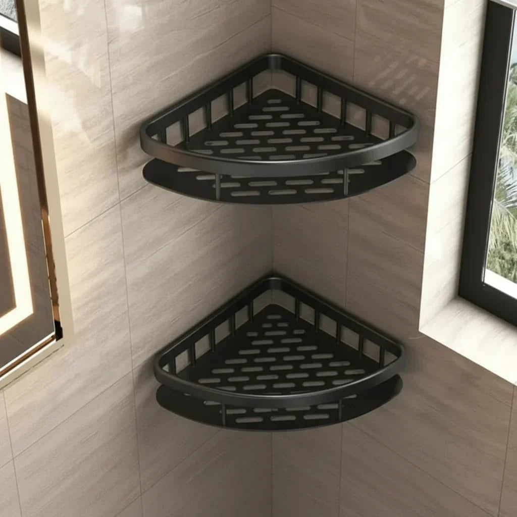 Deux étagères d'angle noires en quart de cercle, au fond ajouré, installées dans un coin de carrelage beige 20