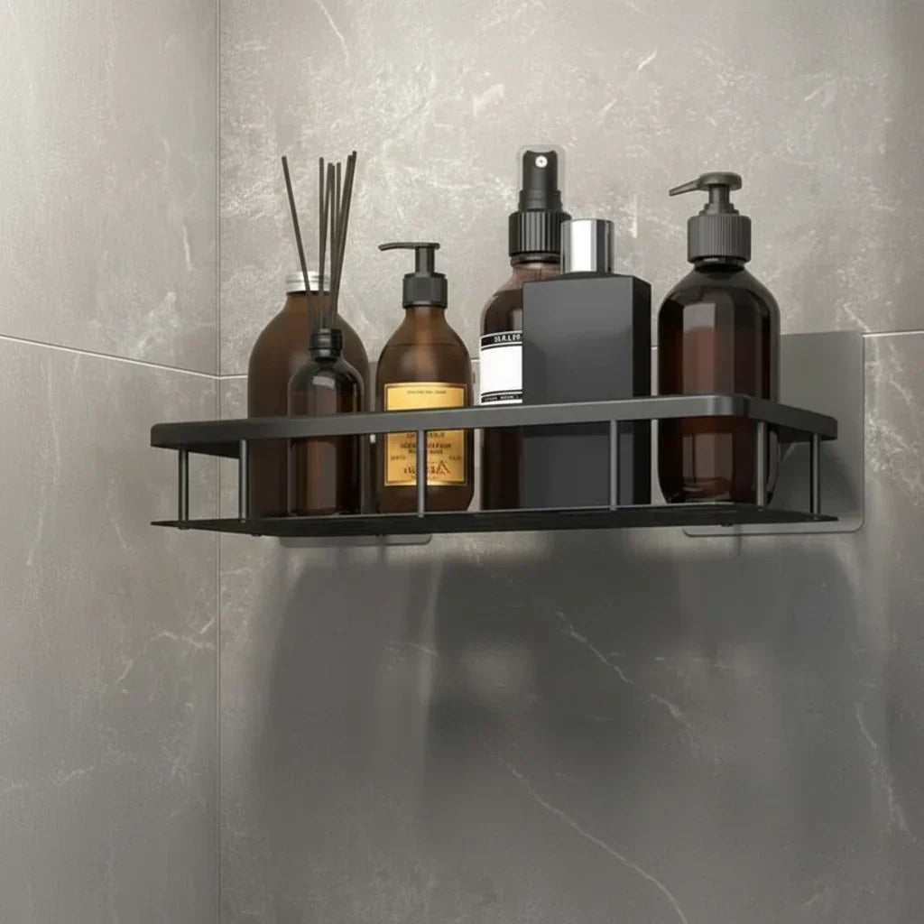 Étagère noire sur mur effet marbre, avec flacons ambrés, diffuseur à bâtonnets et distributeur de savon 3