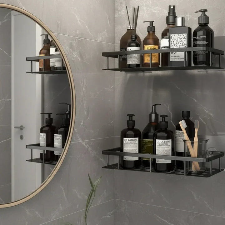Deux étagères noires dans une salle de bain avec miroir rond, flacons ambrés et verre de brosses à dents 8