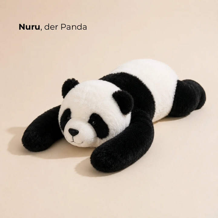 Peluche panda noir et blanc, couché à plat sur un fond beige, tête posée entre ses longs bras. 3