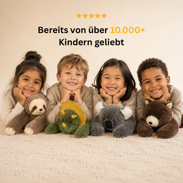 Quatre enfants souriants allongés sur un tapis, chacun avec une peluche : paresseux, dinosaure, koala et ours brun. 11