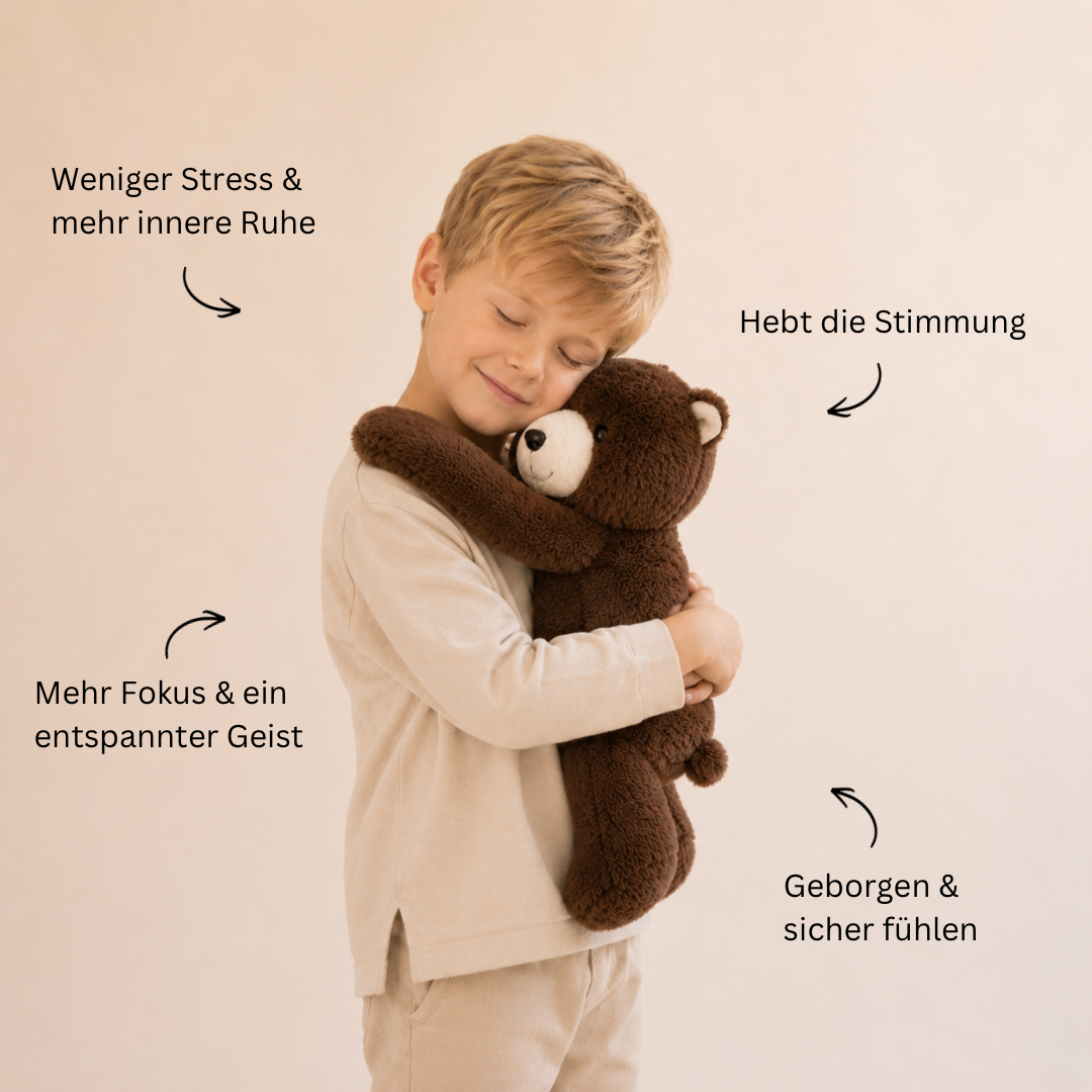 Petit garçon blond souriant, yeux fermés, serrant dans ses bras un ours en peluche brun foncé. 7